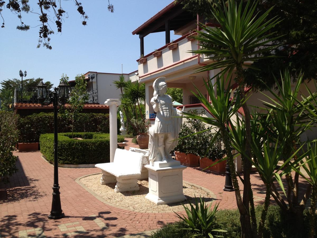 קרוביניו Residence Mezzaluna מראה חיצוני תמונה