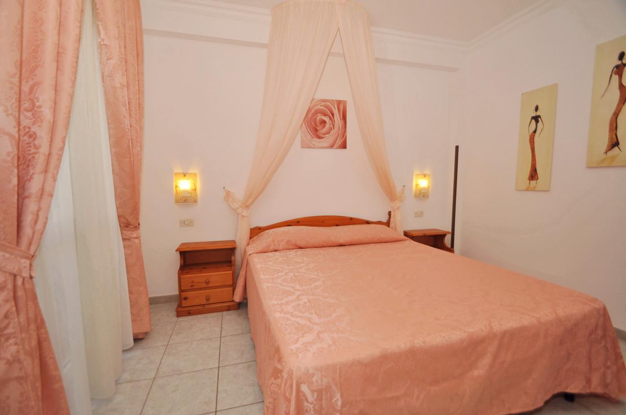 קרוביניו Residence Mezzaluna מראה חיצוני תמונה